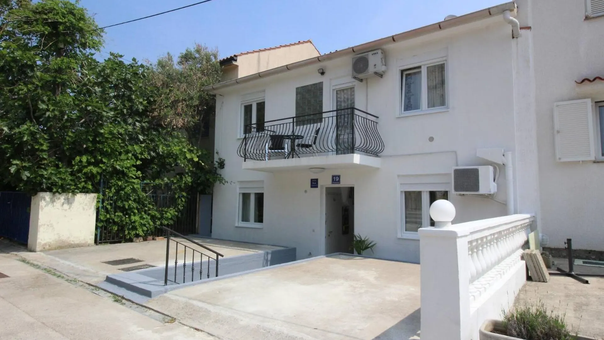 Apartments Rozanda Baska  Guest house