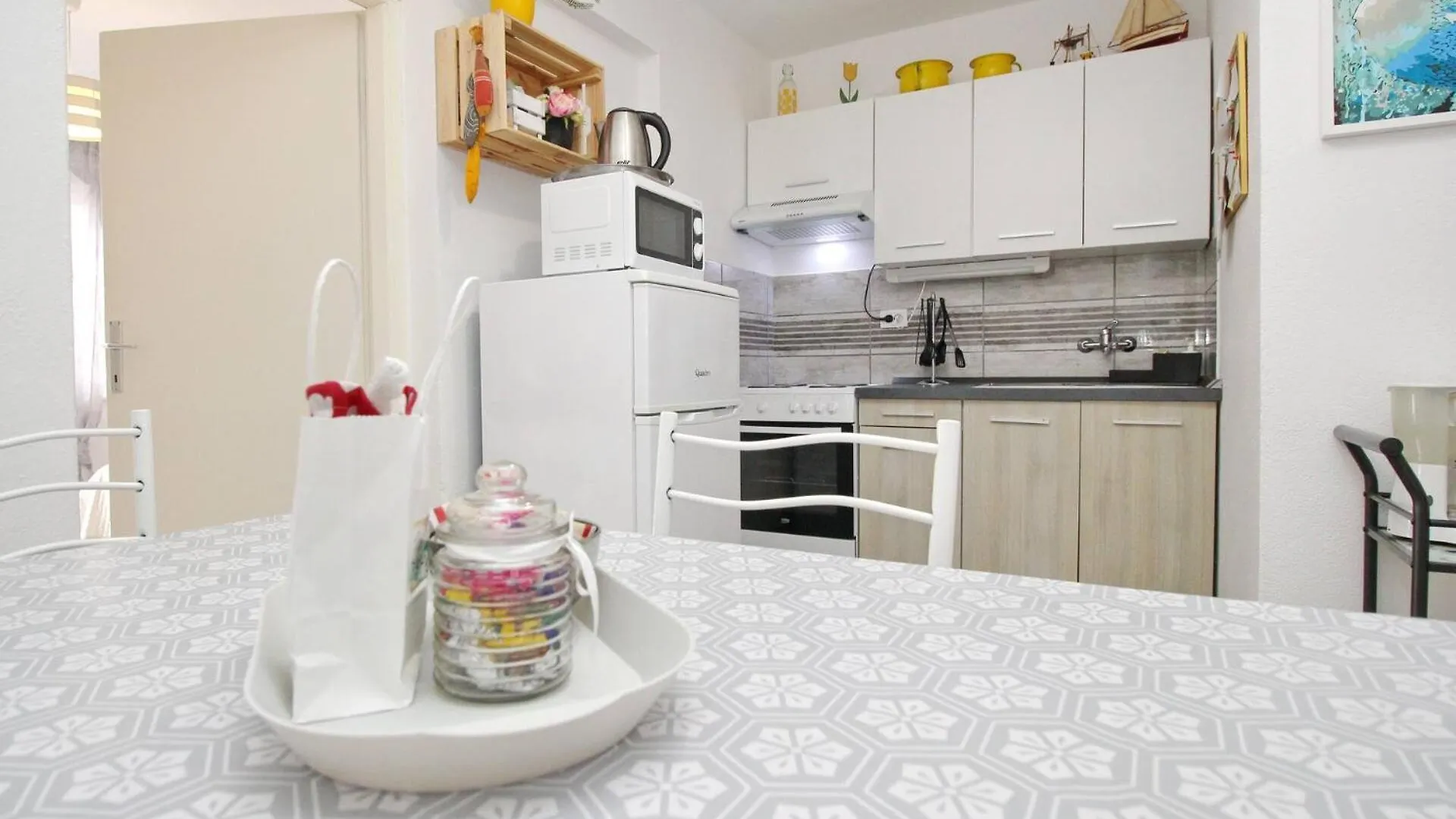 Apartments Rozanda Baska  3*, Baska (Krk)